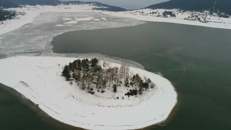 isla en un lago de montaña en invierno