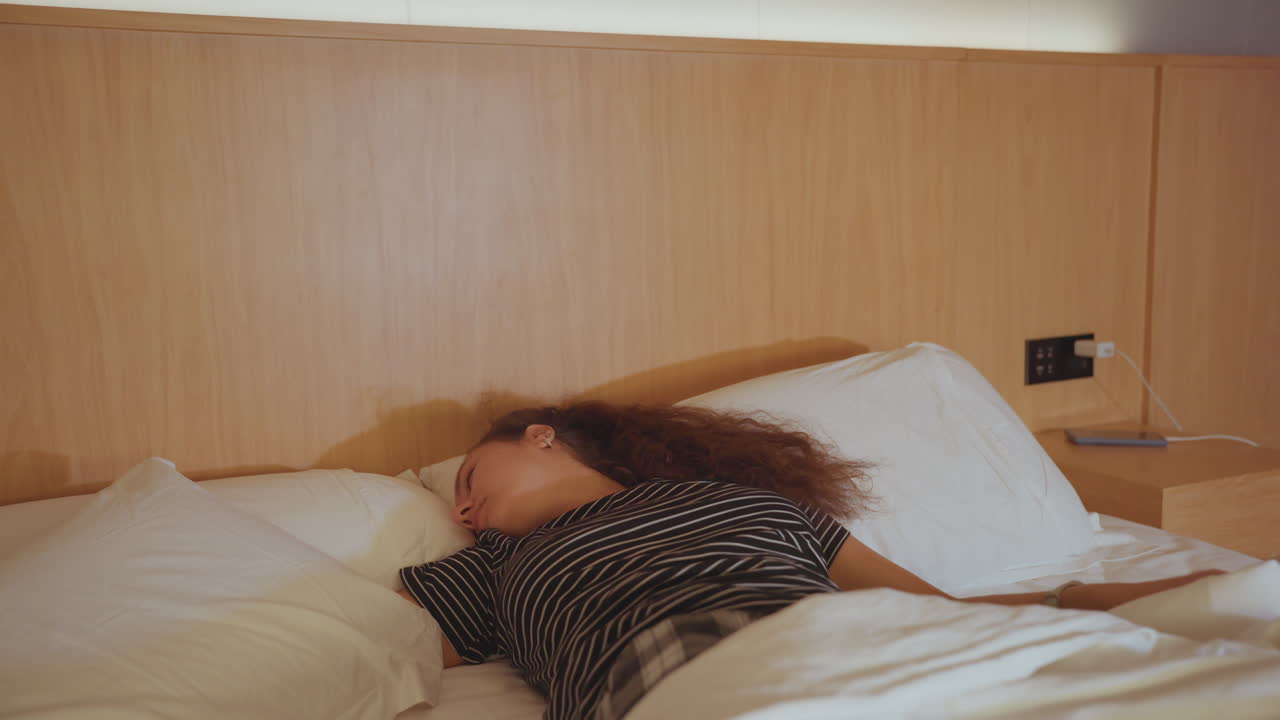 En hvilefuld gæst sover. Den rejsetrætte besøgende finder fredelig hvile, og den udmattede rejsende falder endelig i dyb søvn. En træt gæst falder til sidst i en rolig og genopbyggende søvn efter at have rejst langt.