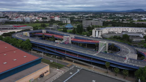 estacionamiento vacío gigante en montpellier tiro aéreo día nublado tiempo de pandemia