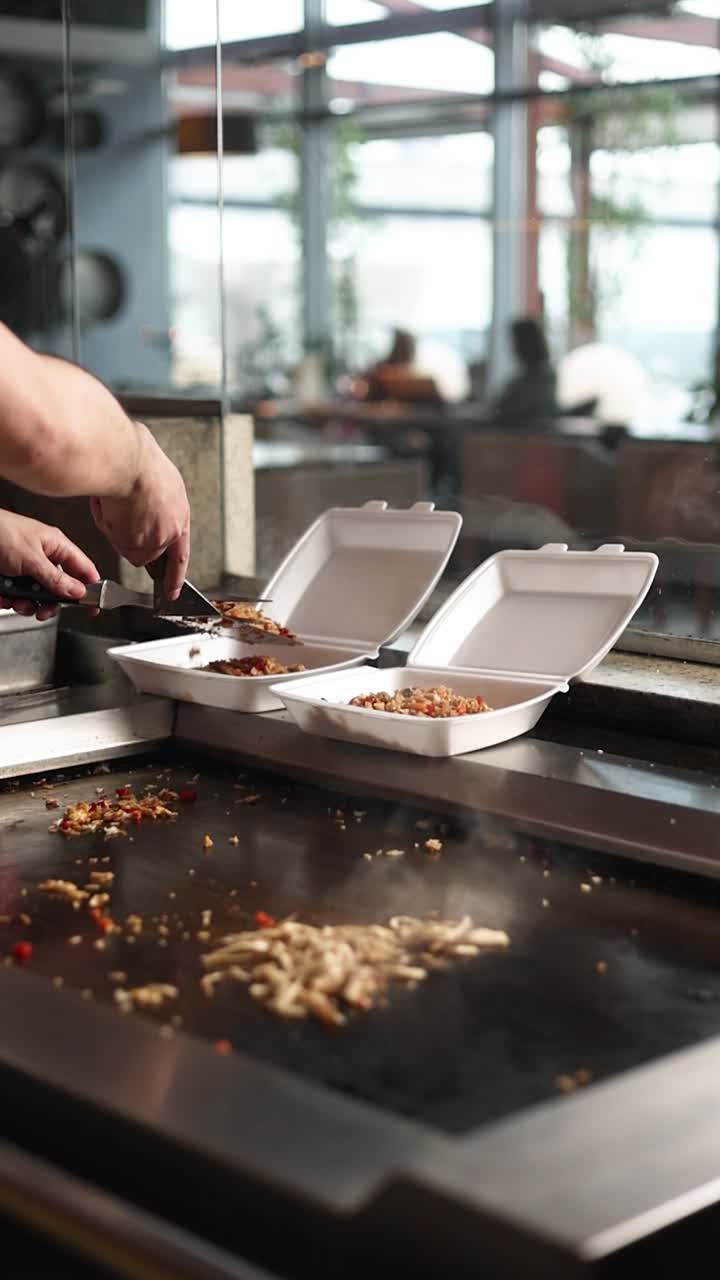 셰프가 테이크아웃 김을 준비하고 있습니다.