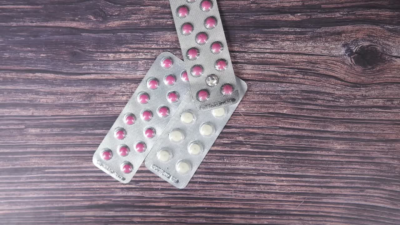 Cartelas de Comprimidos Variadas em Mesa de Madeira