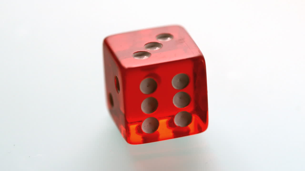los dados rojos girando y asentándose en la superficie blanca