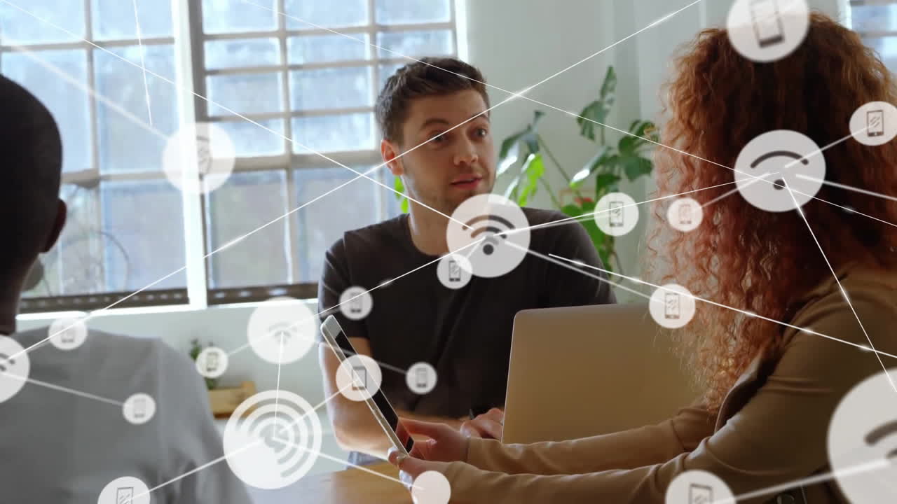 animación de la red de conexiones con iconos sobre diversas personas de negocios discutiendo el trabajo