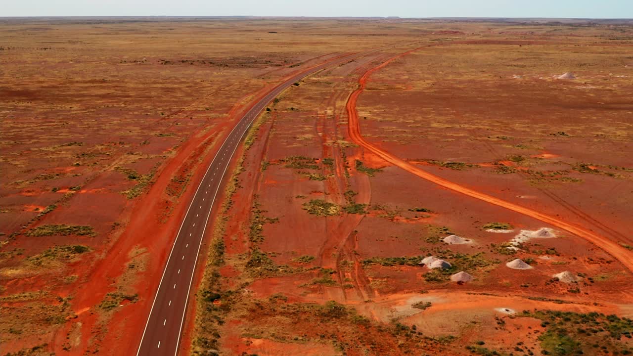 사우스오스트레일리아의 사막을 따라 스튜어트 고속도로의 조감도