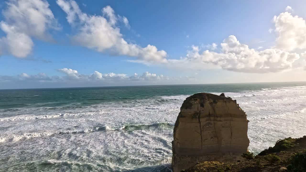 las olas chocando contra las formaciones icónicas de piedra caliza