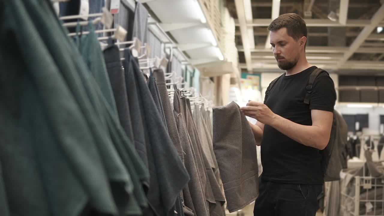 hombre comprando toallas en una tienda minorista
