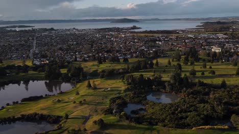 Piscinas-Termales-Activas-En-El-Club-De-Golf-De-Rotorua-En-La-Reserva-De-Arikakapapa,-Tukrewa,-Nueva-Zelanda-Con-La-Caldera-De-Rotorua-En-El-Fondo