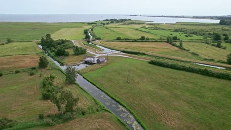 latając nad mostem i rzeką w polskim rezerwacie przyrody "beka"