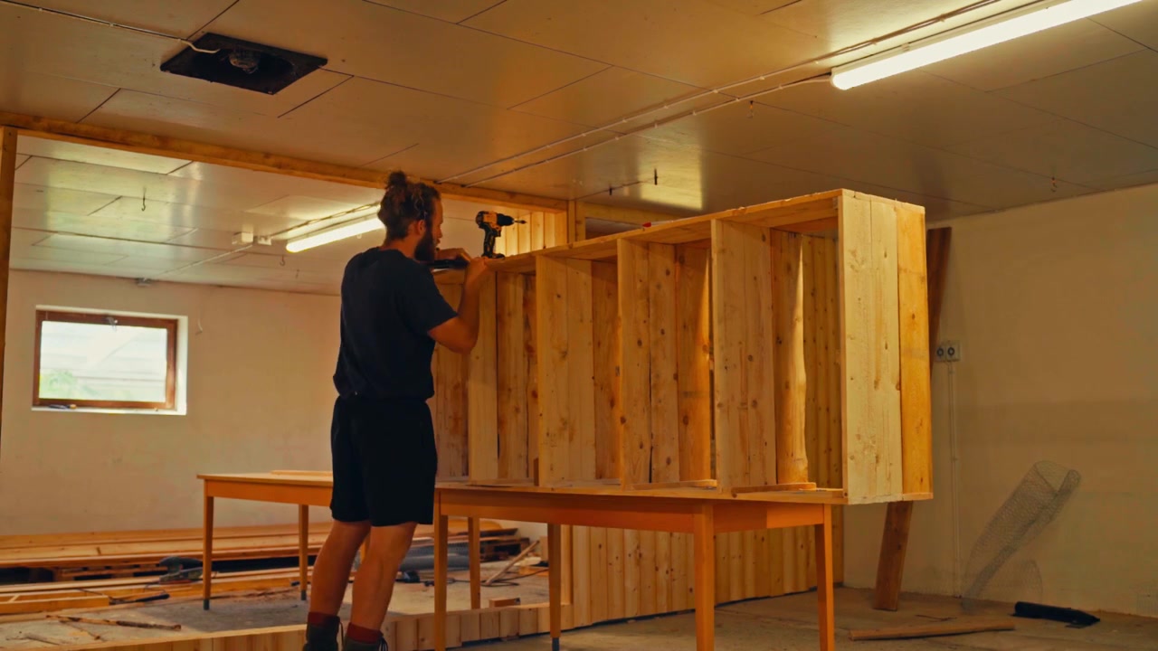 Uomo che costruisce una rastrelliera in legno per lo stoccaggio del legname - Progetto fai da te - Timelapse.