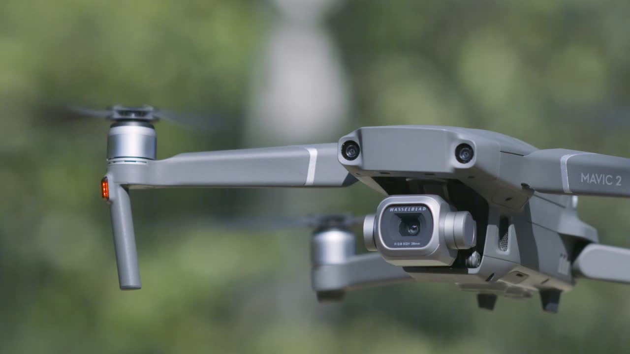 dji mavic 2 드론이 비행 중입니다.