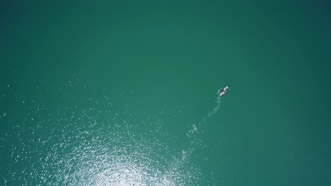 Vista-Aérea-De-Un-Barco-De-Madera-En-El-Lago-Del-Cráter-En-Uganda,-África