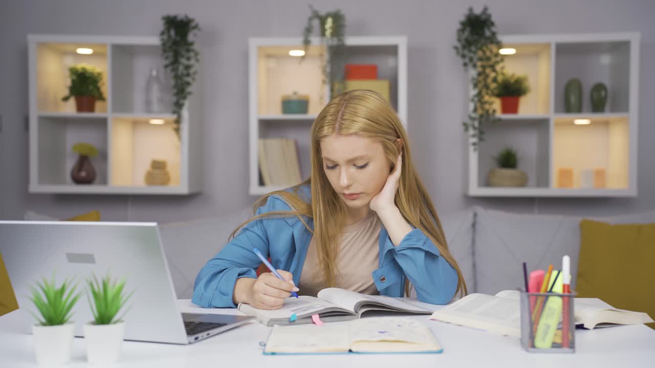 Kvinnelig student irritert av høy lyd