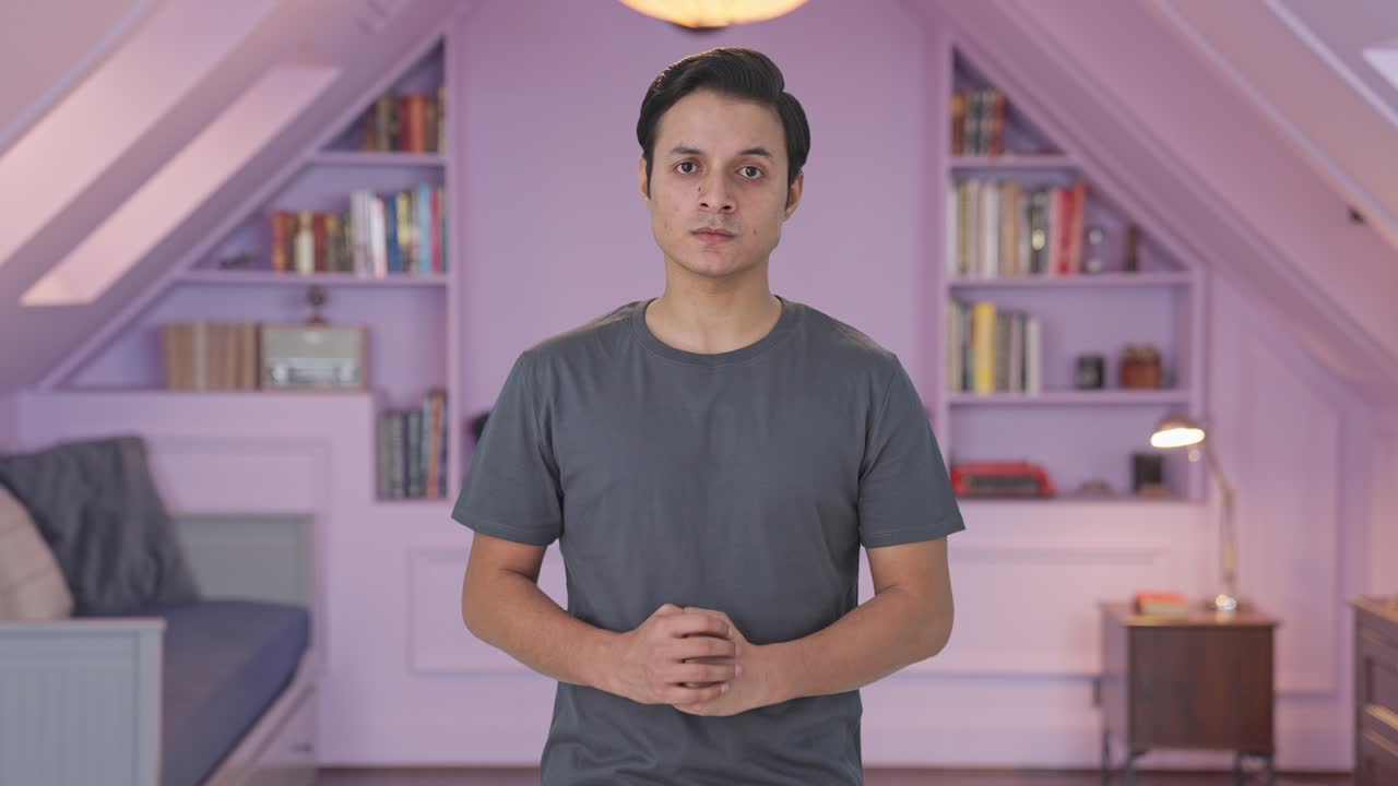 화난 인디언 남자가 카메라를 쳐다보고 있다