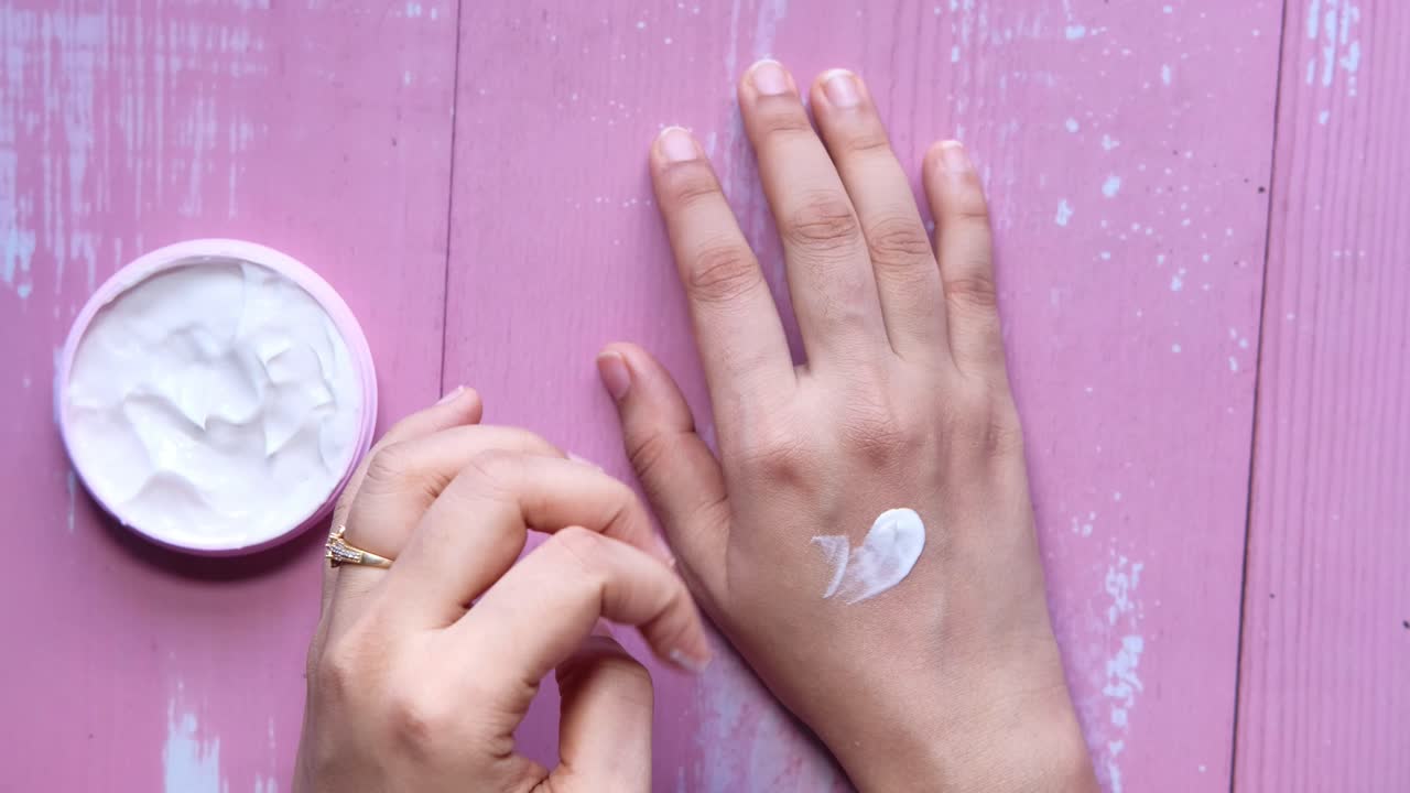 aplicación de crema para las manos