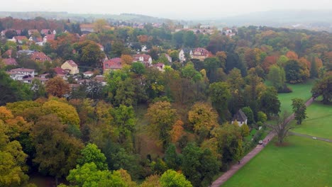 Increíble-Vista-Aérea-Superior-Vuelo-Bosque-Parque-Histórico-Weimar-Turingia-Alemania-Otoño-23