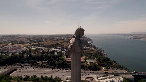 los brazos extendidos del santuario de cristo rey hacia la ciudad de lisboa, portugal