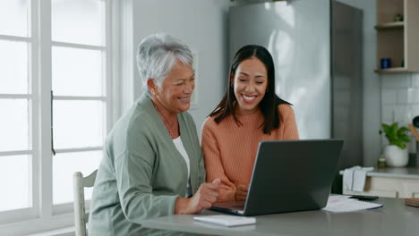 Portátil-En-Casa,-Sonrisa-Y-Madre-Mayor