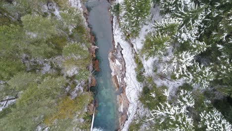 Fluss,-Der-Im-Winter-Durch-Den-Wald-Fließt-4k