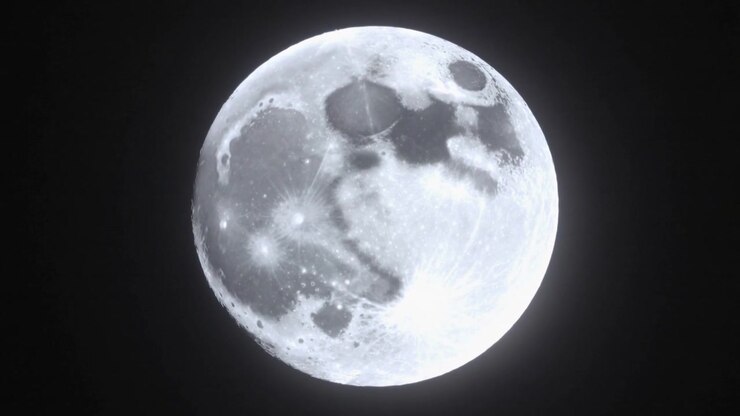 Ajustando a montagem após correção de rastreamento em céu noturno claro, revelando crateras e mares da lua cheia