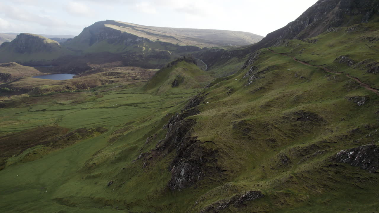 스코틀랜드 의 스카이 섬 에서 멀리 있는 양 들 과 함께  ⁇ 라잉 풍경 의 공중 사진