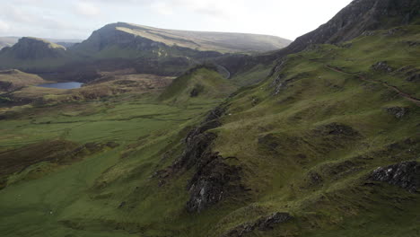 Luftaufnahme-Der-Quiraing-Landschaft-Mit-Schafen-In-Der-Ferne,-Isle-Of-Skye,-Schottland