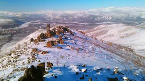 Sobrevuelo-De-Drones-De-Una-Cresta-Montañosa-De-Invierno-En-Un-Clima-Soleado-4k