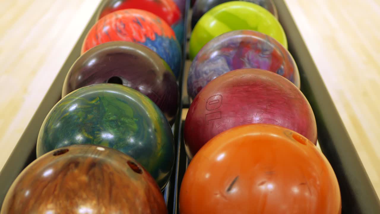 fila de diez bolas de bolos alineadas en un estante