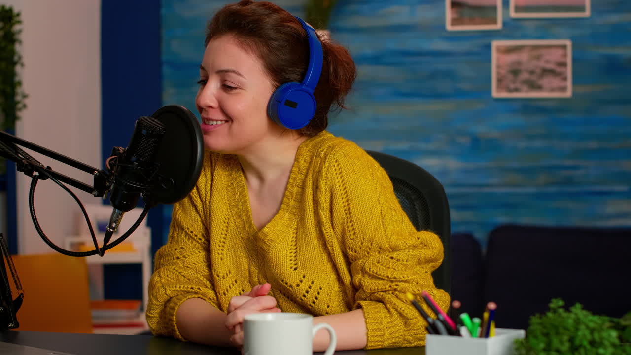 Vlogger tjekker mikrofonlyd med fingeren