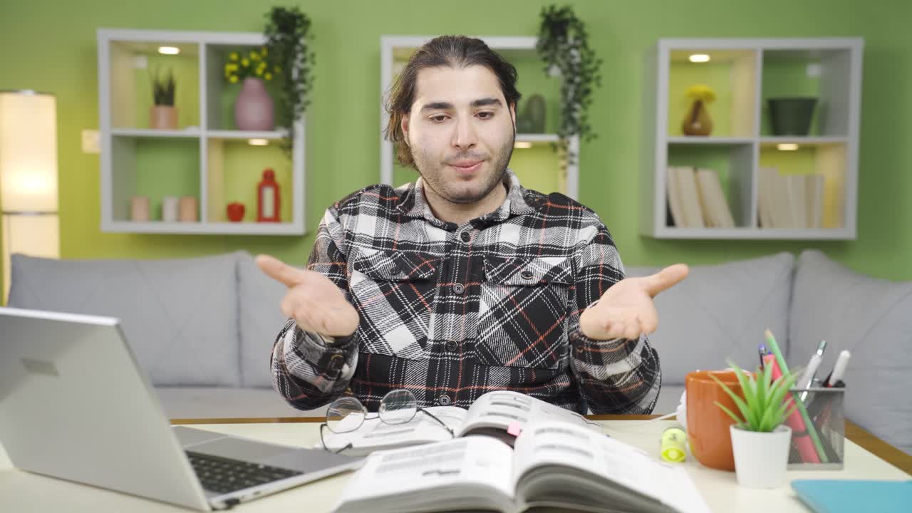 retrato de un estudiante aburrido y aburrido.