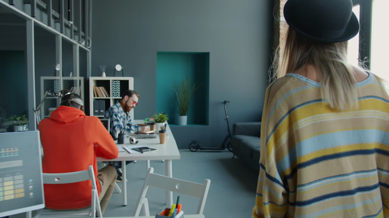 현대적 인 사무실 에서 동료 들