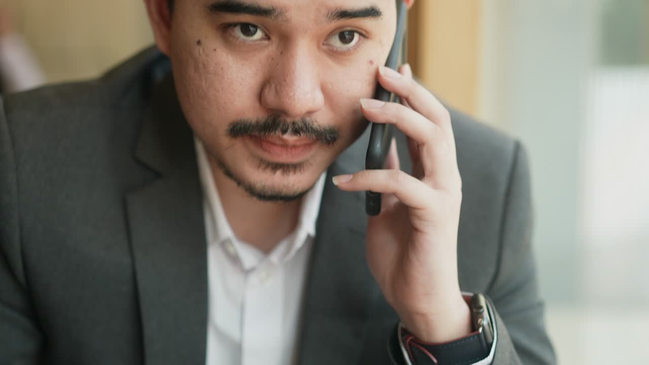 느린 동작 장면 성인 중동 사업가 스마트폰을 사용하여 파트너 또는 동료와 전화하고 대화하여 라이프 스타일 비즈니스 개념에 대한 조언과 상담을하십시오.