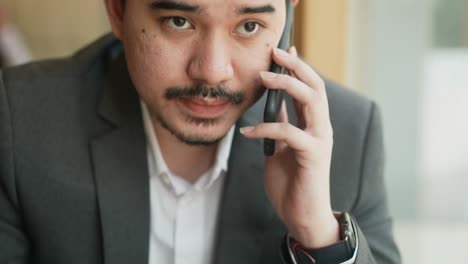 느린 동작 장면 성인 중동 사업가 스마트폰을 사용하여 파트너 또는 동료와 전화하고 대화하여 라이프 스타일 비즈니스 개념에 대한 조언과 상담을하십시오.
