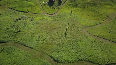 Drone-Volando-Sobre-La-Colina-De-Esquí-Del-Club-De-Excursión-En-El-Verano