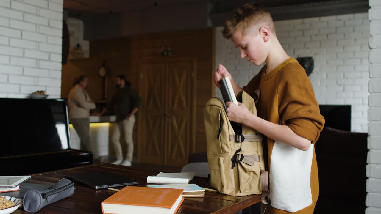 мальчик в гостиной