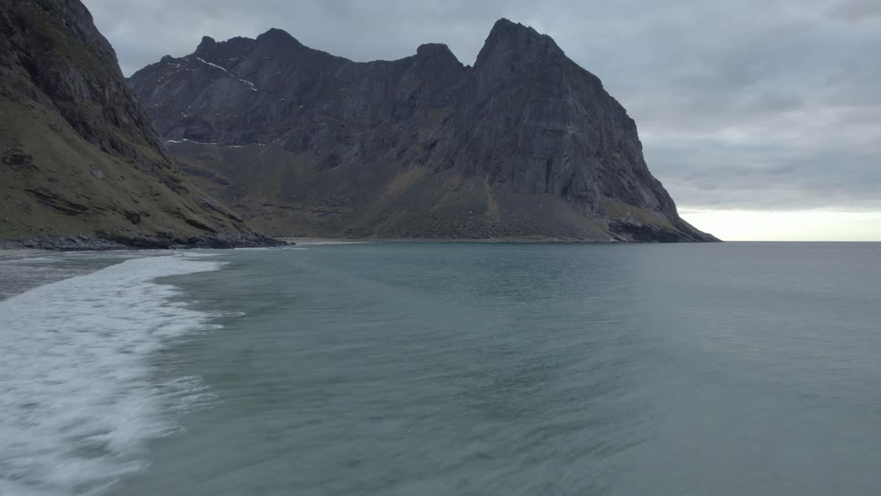 kvalvika 해변에서 파도에 대한 공중 전망, 우울한 가을 저녁, lofoten, 노르웨이 - 역방향, 드론 샷