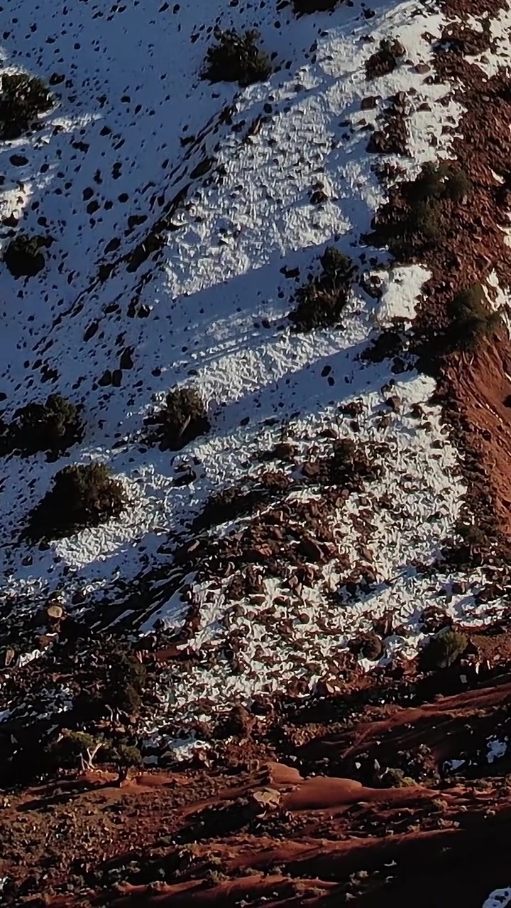 Vista aerea di neve e terreno roccioso in Marocco durante l'inverno.