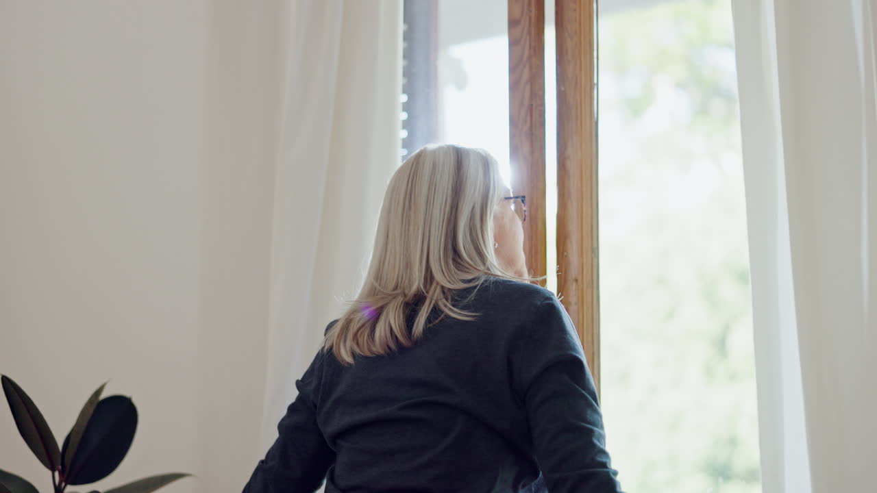 뒷면, 창문과 커튼과 함께 고위 여성