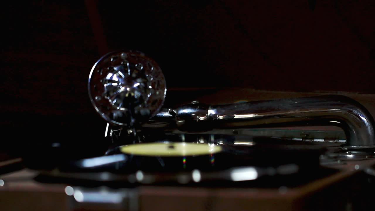 헤드 턴테이블과 트위스팅 비닐 레코드가 있는 레트로 그라모폰