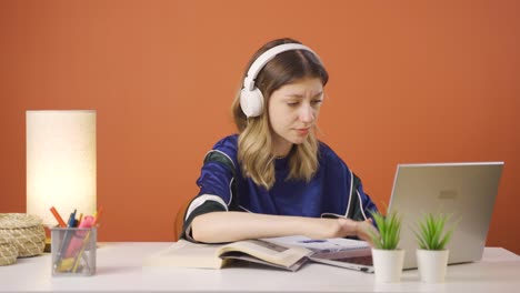 Die-Junge-Frau,-Die-Die-Anwendung-Auf-Dem-Laptop-Nicht-Nutzen-Kann.