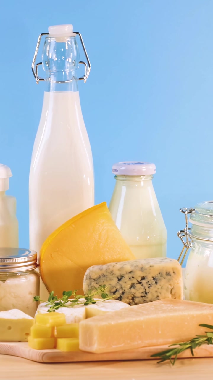 Produits laitiers variés disposés sur une table