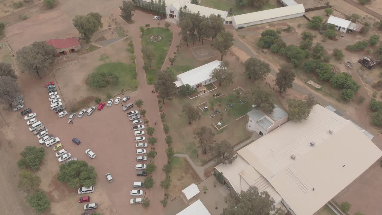 자동차가 도착하는 모습을 보여주는 레드 카펫 행사의 공중 촬영