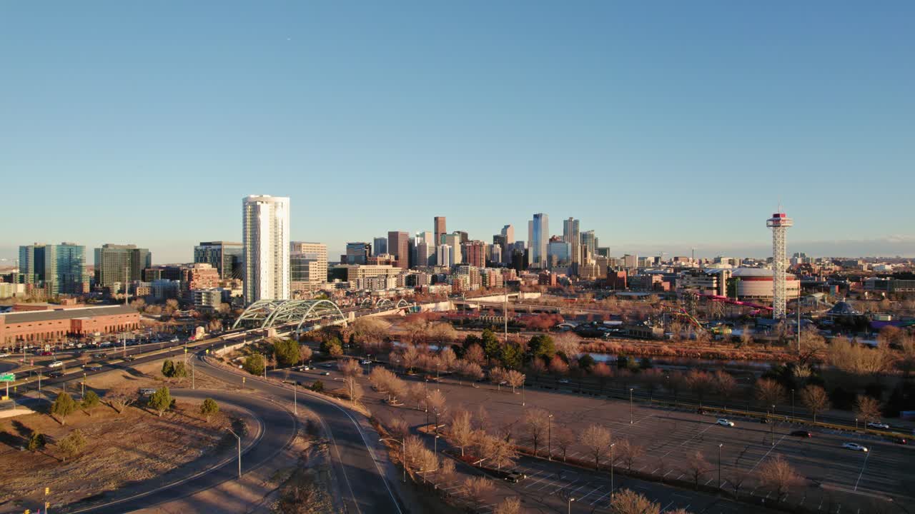황금시간대 일몰 동안 뒤로 날아가는 도심 덴버 콜로라도 스카이라인의 드론 공중 전망