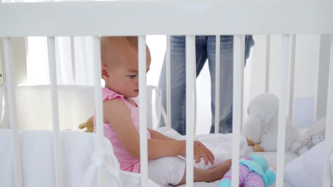 여자 가 아기 에게 인형 을 주는 것