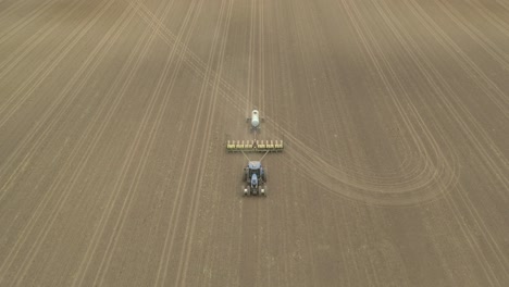 agricultor en tractor cultivando cultivos en el campo toma 14