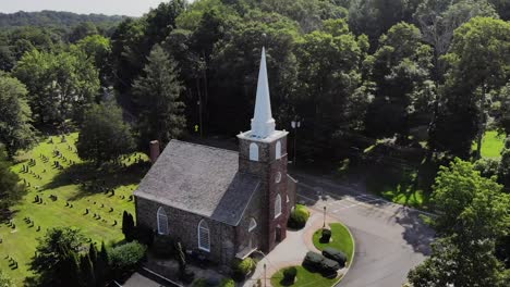 4K-Drohnenaufnahme,-Die-über-Eine-Alte-Steinkirche-Schwenkt