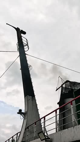 un barco viaja bajo un cielo nublado