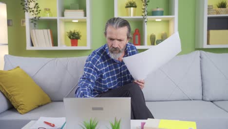 hombre de negocios de mediana edad trabajando remotamente en casa pensando en proyectos, ejecutando ideas.