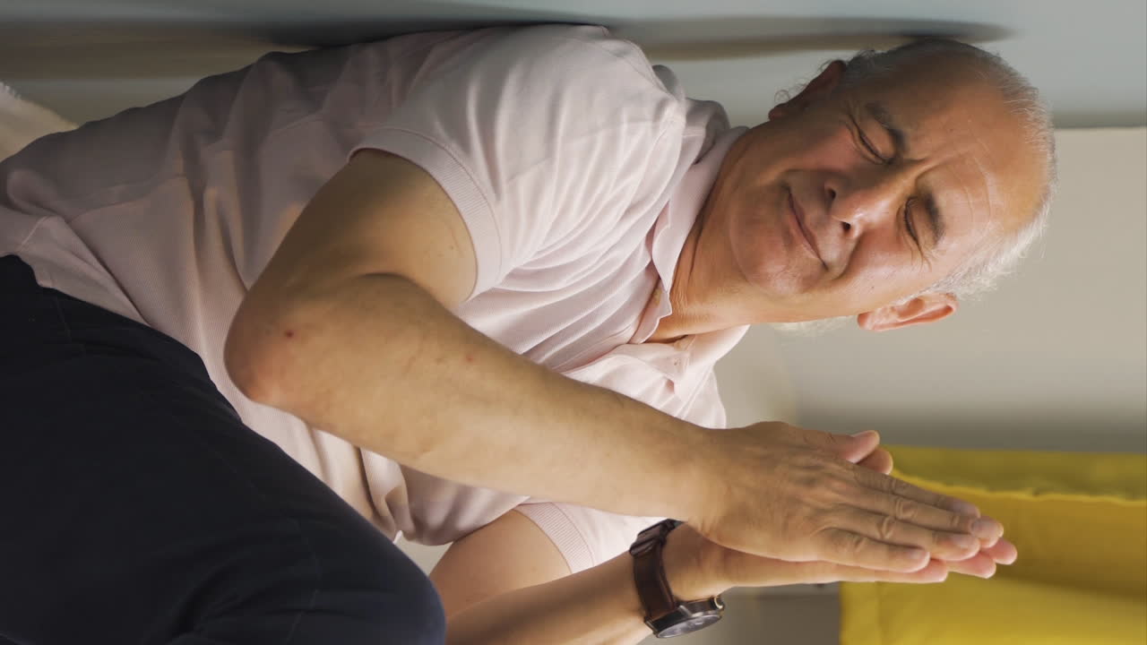 video vertical de un hombre orando a dios.