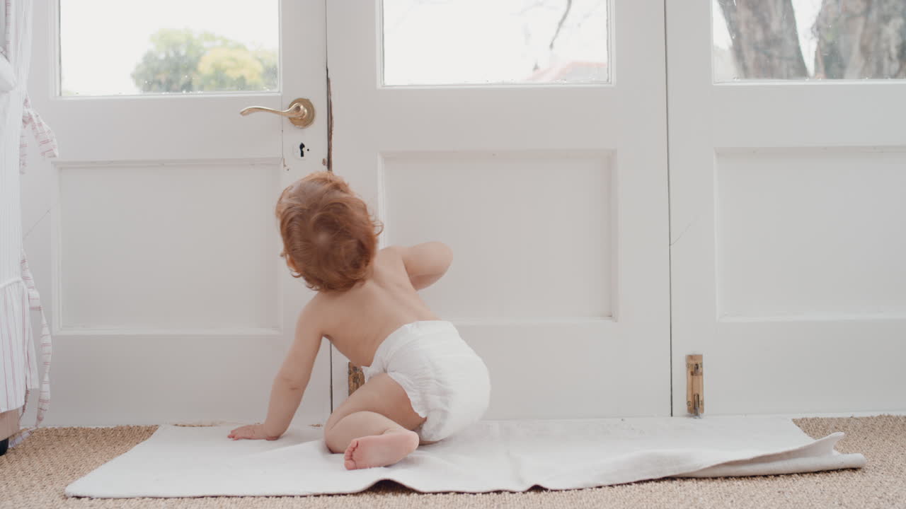 niño lindo en casa explorando con curiosidad niño pequeño feliz aprendiendo divirtiéndose disfrutando de la infancia 4k