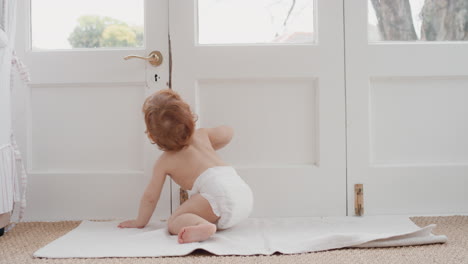 niño lindo en casa explorando con curiosidad niño pequeño feliz aprendiendo divirtiéndose disfrutando de la infancia 4k